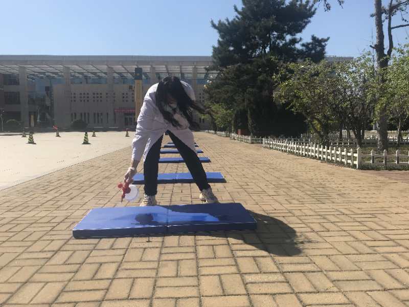 醫務室工作人員為俯臥撐墊消毒.jpg
